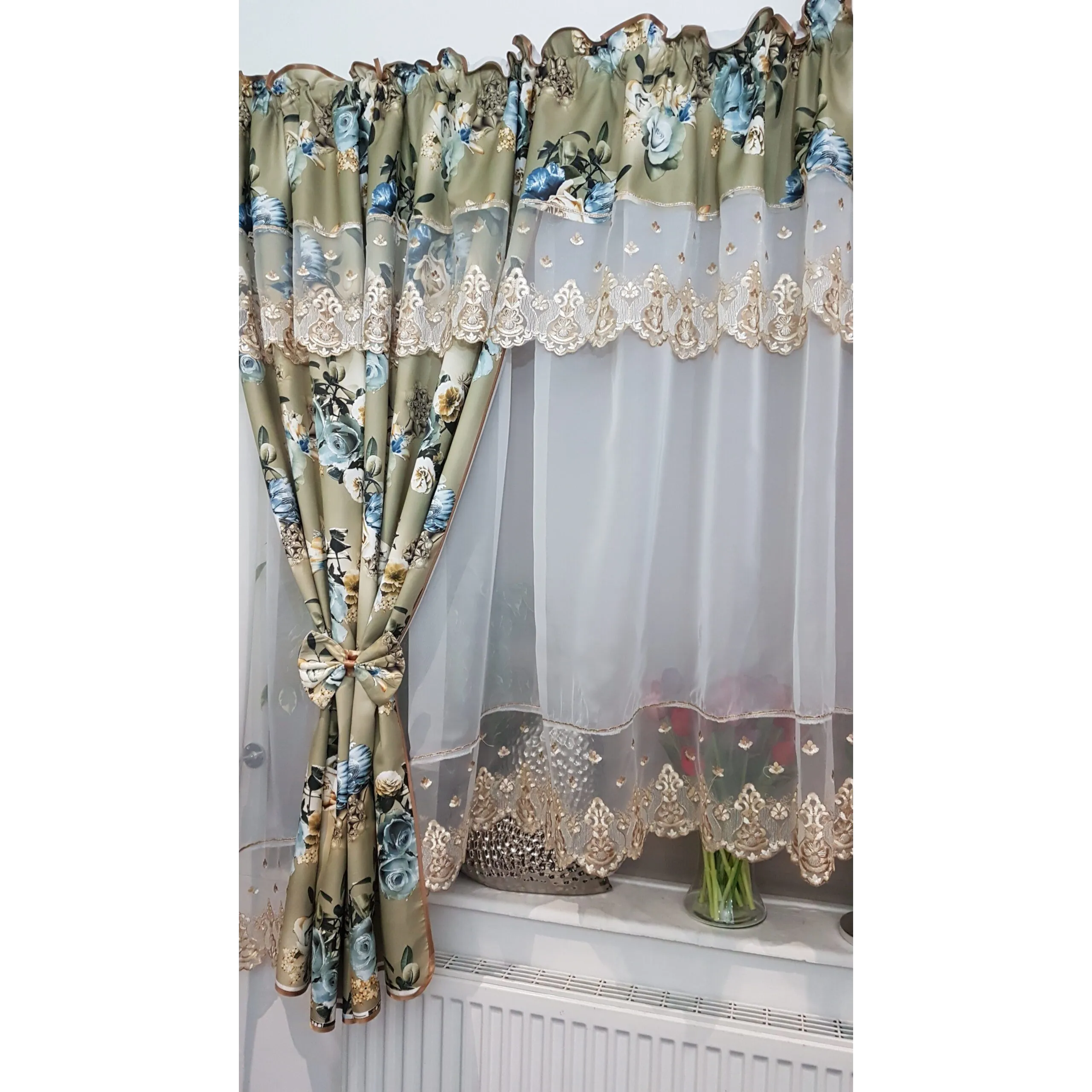 Perdea alba cu draperie diferite nuante
