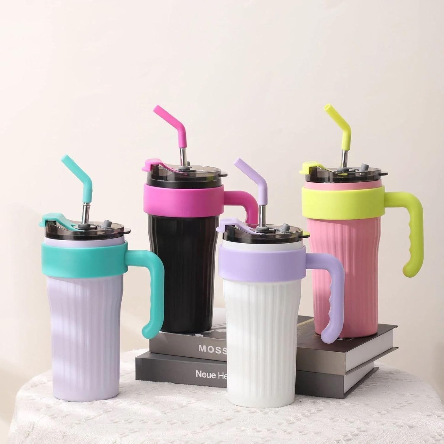 Set 4 x Pahar termic de 860 ml cu maner, capac si pai, izolat, din otel inoxidabil, reutilizabil, ideal pentru cafea si calatorii.